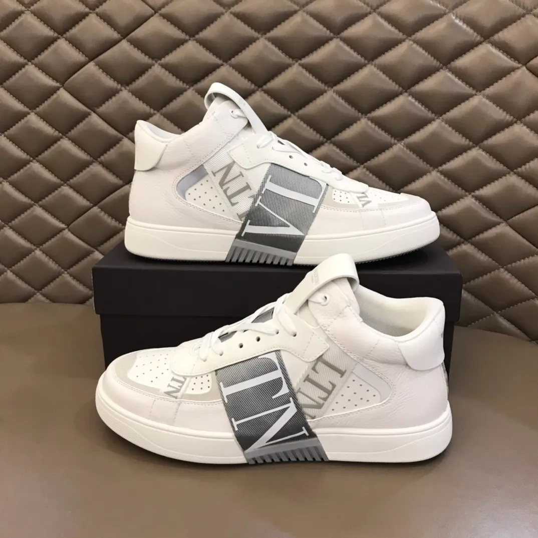 P460◾️▫️V L7N high-top calfskin lace-up sneakers. No man should be able to refuse this style. The classic color scheme is so handsome! Purchase a high-precision replica of the original version to instantly sell off the market currency! 6 VLTN logo rubber effect straps - Valentino Garavani Logo printed on the back and tongue, all materials are customized to ensure quality!  Size: Male 38-44 (45.46 customized)
